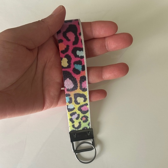 🆕 Colorful Leopard Print Keychain - Picture 4 of 4